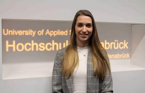 Absolventin Alina Pieper gehört zu den Preisträgerinnen und Preisträgern der StudyUp-Awards an der Hochschule Osnabrück.