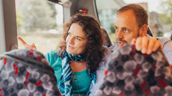 Frau und Mann sitzen im Bus