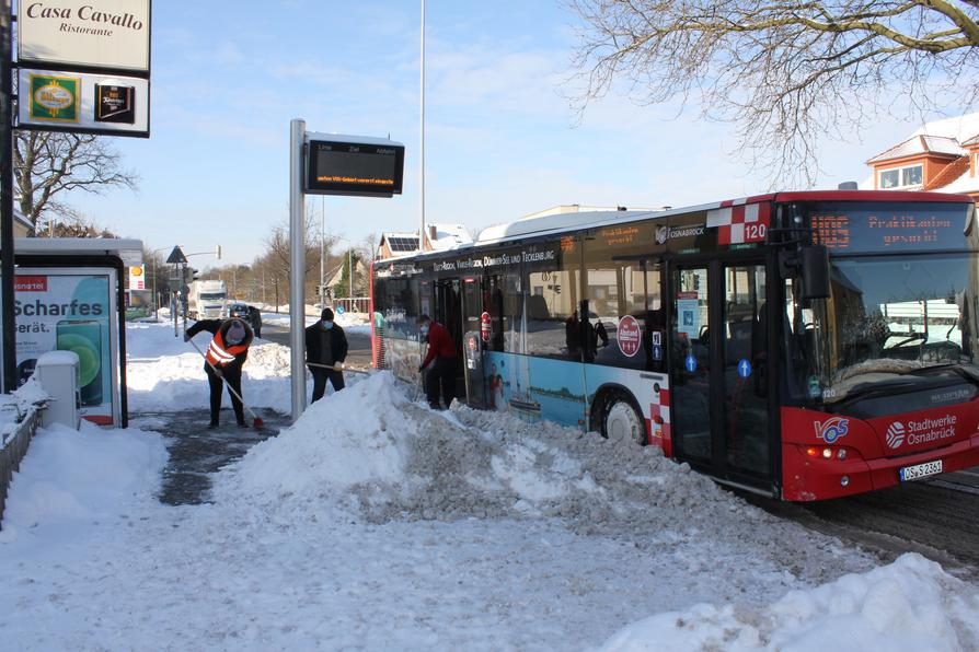 Stadtwerke-Busfahrer befreien Haltestellen im Stadtgebiet von den Schneemassen.