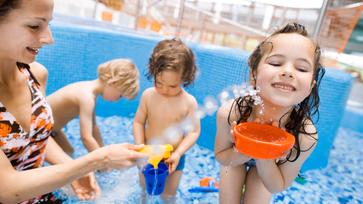 Kinder spielen im Wasser des Nettebades