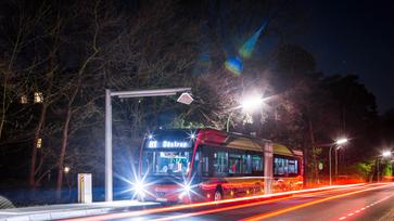 E-Bus an der Endhaltstelle bei Nacht