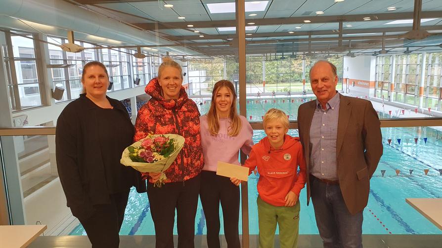Nettebad-Leiterin Sonja Niemann (links) und Bäderchef Wolfgang Hermle (rechts) begrüßten jetzt mit Familie Koopman aus Oldenzaal die millionsten Besucher in den Stadtwerke-Bädern in diesem Jahr. 