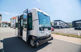 Der autonom fahrende Minibus „Hubi“ ist das Wahrzeichen des vom Bundeswirtschaftsministerium mit dem „Innovationspreis Reallabore“ ausgezeichneten Projektes Hub Chain.
