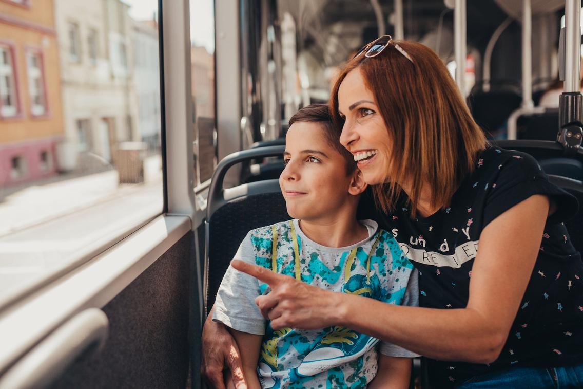 Mutter sitzt mit Sohn im Bus der VOS