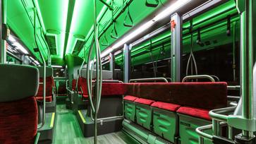 E-Bus-Innenraum mit grüner Beleuchtung