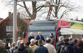 Stadtwerke-Mobilitätsvorstand Dr. Stephan Rolfes und Oberbürgermeister Wolfgang Griesert (v.l.) haben an der neuen E-Busendwende in Haste-Ost die M1 offiziell in Betrieb genommen.