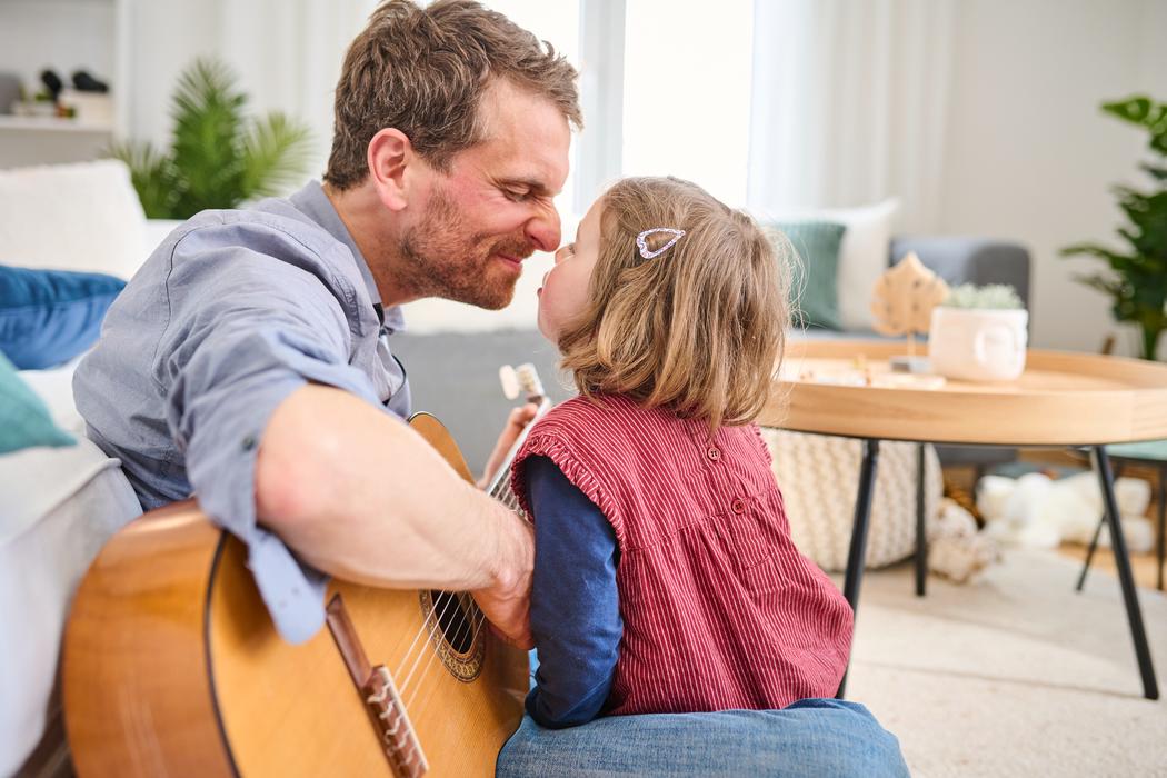 Vater und Tochter machen Musik