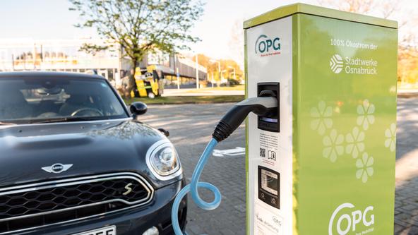E-Auto wird an OPG Ladesäule am Nettebad Osnabrück geladen