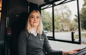 Busfahrerin fährt im Bus der VOS