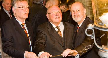 Dr. Friedel Baurichter (Mitte) bei den Feierlichkeiten zum Jubiläum „150 Jahre Gasversorgung in Osnabrück“ im Jahr 2008 mit seinem Stadtwerke-Nachfolger Klaus Spiller (l.) und dem jetzigen Stadtwerke-Vorstand Dr. Stephan Rolfes (r.).
