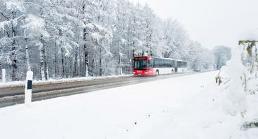 Bus in Schneelandschaft