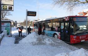 Stadtwerke-Busfahrer befreien Haltestellen im Stadtgebiet von den Schneemassen.