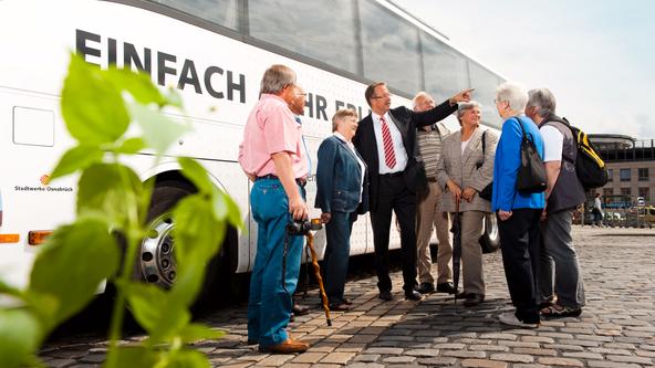 Busfahrer mit einer Reisegruppe