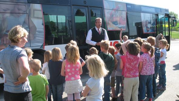 Bei der BusSchule lernen Schüler das richtige Verhalten im Bus der VOS