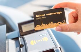 Kunde zeigt Abo Chipkarte der Verkehrsgemeinschaft Osnabrück (VOS) im Bus
