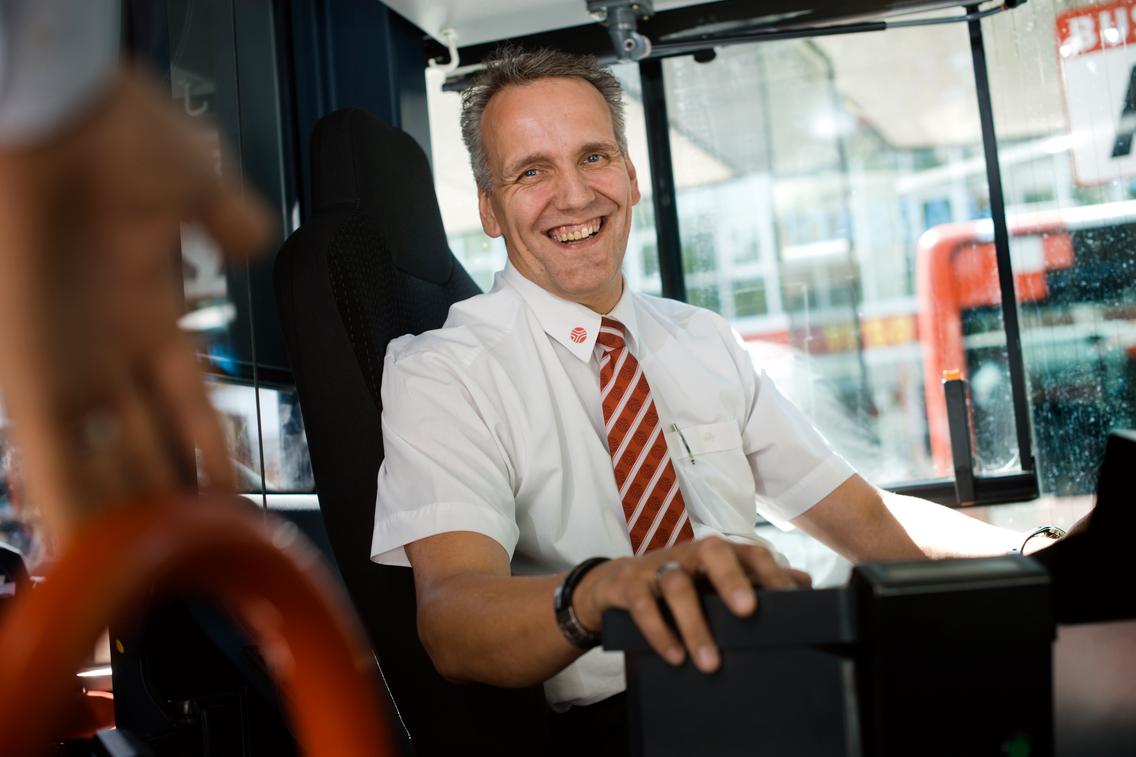 Busfahrer sitzt hinterm Lenkrad