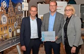Freuen sich über die Auszeichnung „Digitaler Ort Niedersachsen“ für den OSNA HACK: (V.l.) SWO Netz-Geschäftsführer Heinz-Werner Hölscher, Staatssekretär Stefan Muhle und Stadträtin Katharina Pötter.
