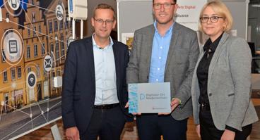 Freuen sich über die Auszeichnung „Digitaler Ort Niedersachsen“ für den OSNA HACK: (V.l.) SWO Netz-Geschäftsführer Heinz-Werner Hölscher, Staatssekretär Stefan Muhle und Stadträtin Katharina Pötter.