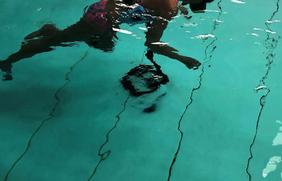 Um Zusammenstöße unter den VR-Schnorchlern im Nettebad zu vermeiden, schwimmen sie quasi auf der Stelle.