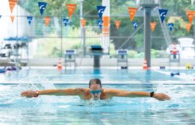 Sportliches Schwimmen in der Sportwelt des Nettebades in Osnabrück