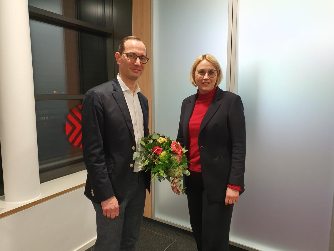 Oberbürgermeisterin und Stadtwerke-Aufsichtsratsvorsitzende Katharina Pötter beglückwünscht Daniel Waschow zu dessen Wahl zum neuen Vorstandsvorsitzenden der Stadtwerke Osnabrück.