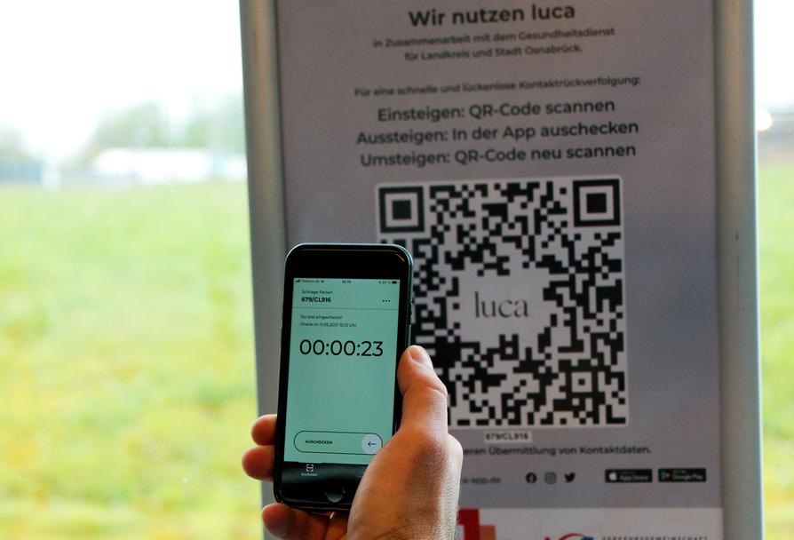 Die Verkehrsgemeinschaft Osnabrück (VOS) ermöglicht die Nutzung der Luca-App in den Bussen. 