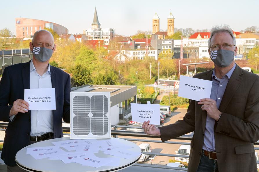 Haben die drei „Vereins-Sonnenstrom“-Gewinner ausgewählt: Eckhard Reimler, Leiter Produktmanagement (l.) und Stadtwerke-Solarexperte Sven Kiesow. 