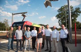 Vertreter vom Landkreis Osnabrück, der oleg, der Gemeinde Belm, der PlaNOS und der Stadtwerke nehmen gemeinsam die neue M4-Buswende in Belm in Betrieb. 