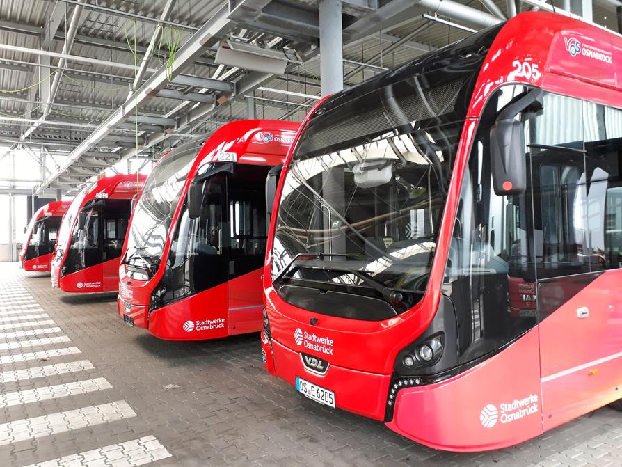 Die E-Gelenkbusse der Stadtwerke Osnabrück warten auf ihren Einsatz.