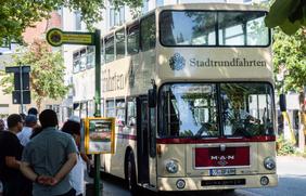 Ab April steht der Doppeldecker-Bus wieder an der Haltestelle Lortzingstraße.