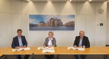 Unterschriften für eine Wohn-Partnerschaft: (V.l.) Stephan Wilinski (Diakonie-Geschäftsführer), Sabine Weber (Diakonie-Geschäftsführung Altenhilfe) und Marcel Haselof (ESOS-Prokurist).
