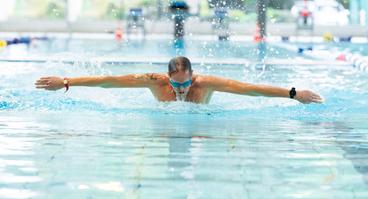 Bahnen schwimmen in der Sportwelt des Nettebades in Osnabrück