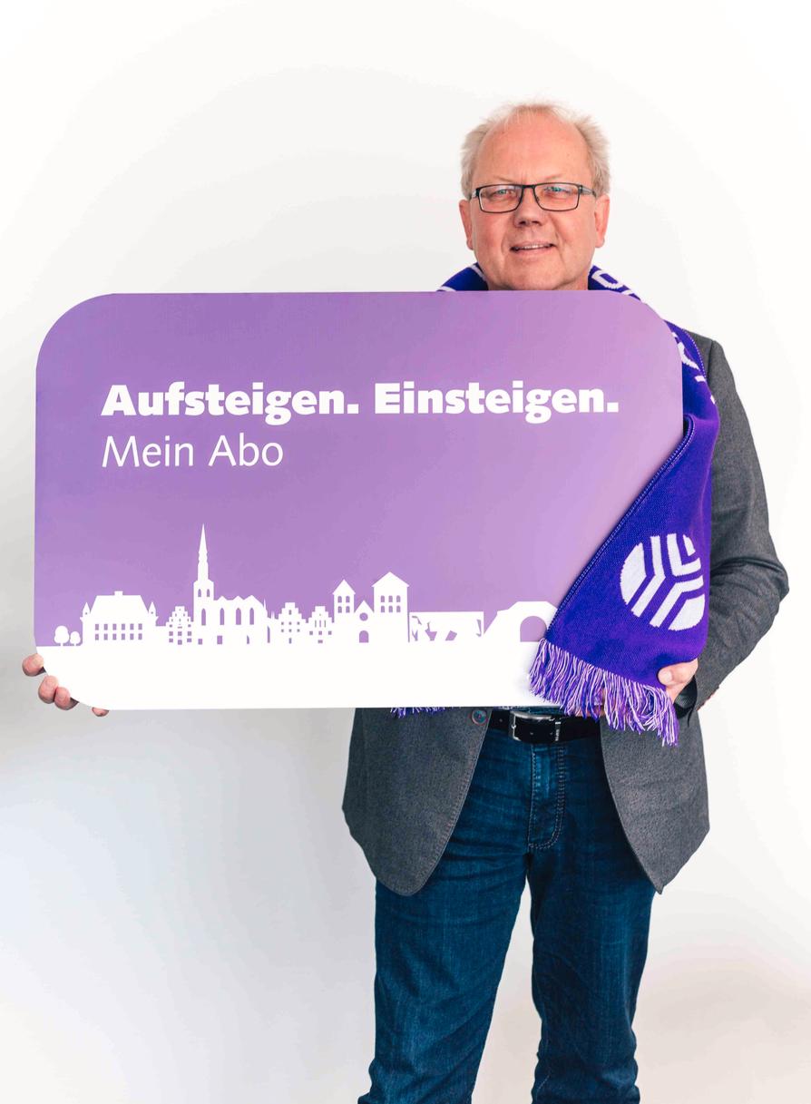 Werner Linnenbrink, Leiter Mobilitätsangebot der Stadtwerke, präsentiert die limitierte Sonderedition der Abokarte im exklusiven VfL Osnabrück-Design.