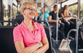 Frau mit PremiumAbo im Bus der VOS