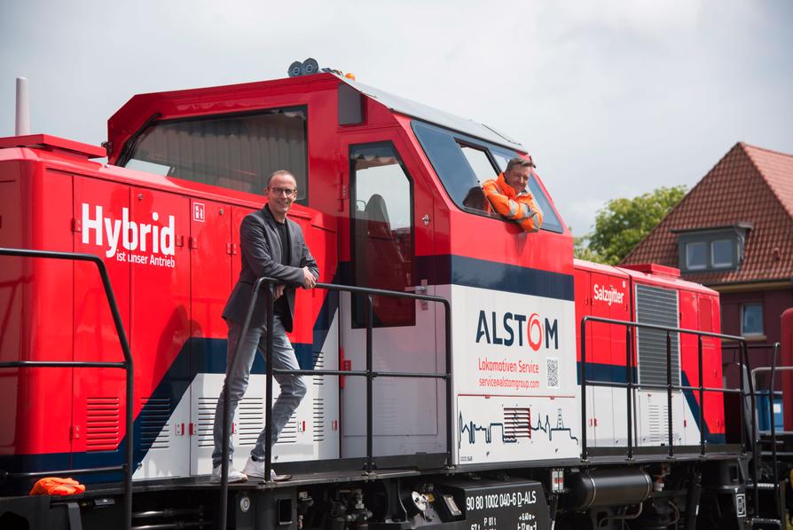 Mit der Hybridlok emissionsarm über die Hafengleise: EHB-Geschäftsführer Guido Giesen (l.) und EHB-Bahnbetriebsleiter Robin Jelken. 