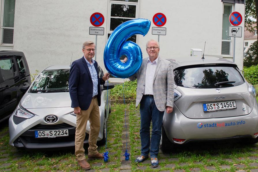 Über den 6. Carsharing-Geburtstag in Wallenhorst freuen sich (v.l.) Wallenhorsts Bürgermeister Otto Steinkamp und Stadtteilauto-Geschäftsführer Werner Linnenbrink. 