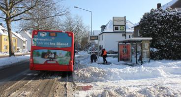 Vor der Wiederaufnahme des Busverkehrs müssen erst die Haltestellen vom Schnee befreit werden.