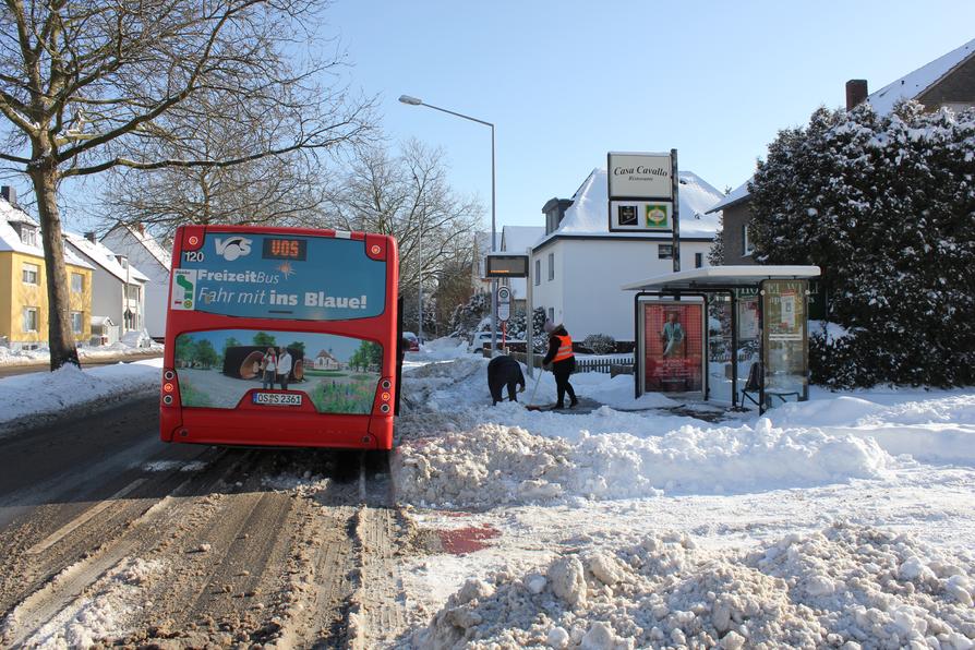 Vor der Wiederaufnahme des Busverkehrs müssen erst die Haltestellen vom Schnee befreit werden.