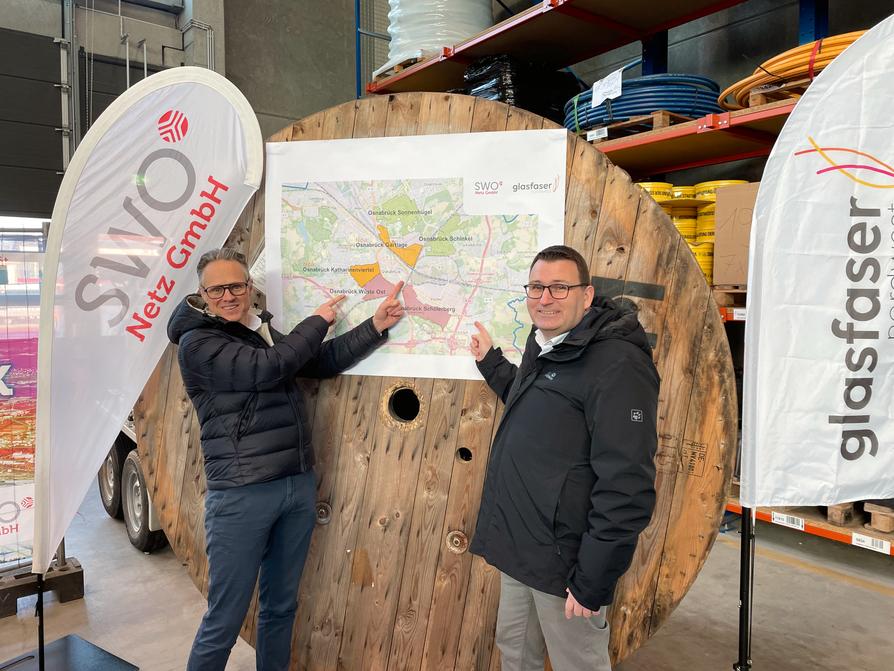 Andreas Mayer (Geschäftsführer Glasfaser Nordwest) und Tino Schmelzle (Geschäftsführer SWO Netz) (v.l.) präsentieren die neuen Glasfaser-Ausbaugebiete in Osnabrück.
