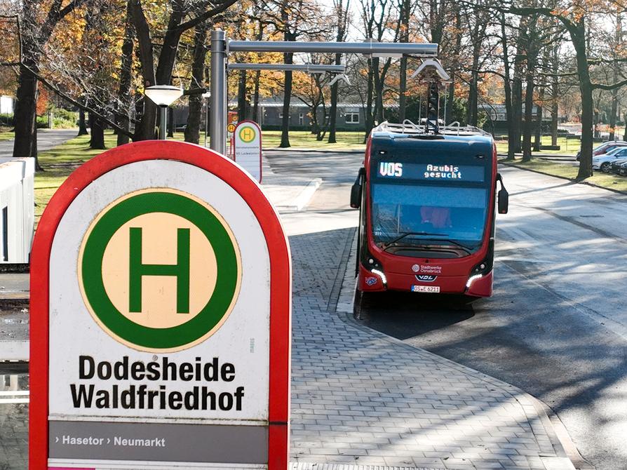 Die neue Endwende am Waldfriedhof Dodesheide mitsamt Ladestation ist in Betrieb, die MetroBus-Linie M5 auf E-Betrieb umgestellt.