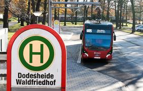 Die neue Endwende am Waldfriedhof Dodesheide mitsamt Ladestation ist in Betrieb, die MetroBus-Linie M5 auf E-Betrieb umgestellt.