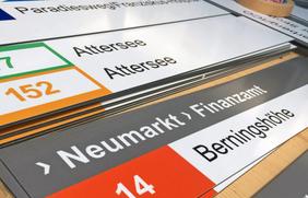 Neue Einschübe für die Haltestellenmasten: Die Vorbereitungen für das am 5. Februar startende neue Busliniennetz in Osnabrück laufen auf Hochtouren.