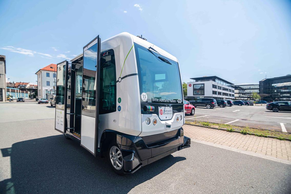 Der autonom fahrende Minibus „Hubi“ ist das Wahrzeichen des vom Bundeswirtschaftsministerium mit dem „Innovationspreis Reallabore“ ausgezeichneten Projektes Hub Chain.