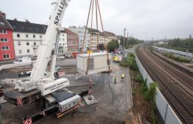 Ein Spezialkran hat das Trafogebäude für die M2-Endwende am Hauptbahnhof am Haken