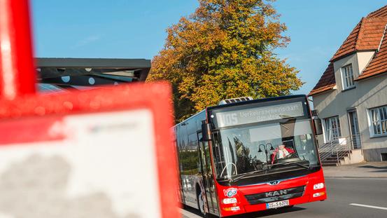 Bus der VOS fährt an Haltestelle mit Fahrplan in Osnabrück