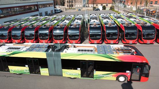 Die E-Gelenkbusflotte der Stadtwerke hat die Eine-Million-E-Kilometer-Marke geknackt.
