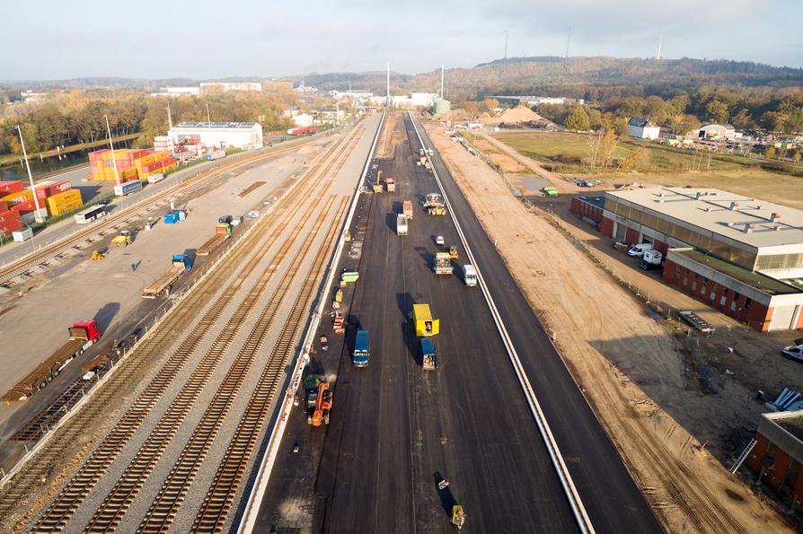 Die Bauarbeiten für das neue Containerterminal am Osnabrücker Hafen liegen voll im Zeitplan.
