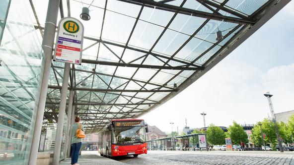 Bus der VOS hält am Hauptbahnhof in Osnabrück