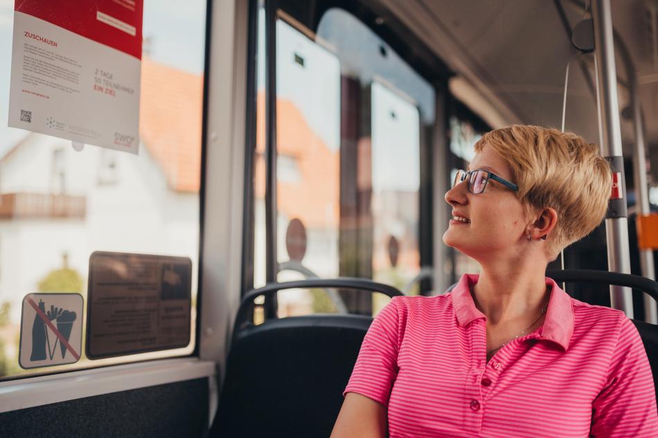Frau mit PremiumAbo im Bus der VOS