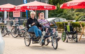 Menschen mit Behinderung und deren Angehörige testen und erfahren spezielle Therapieräder.